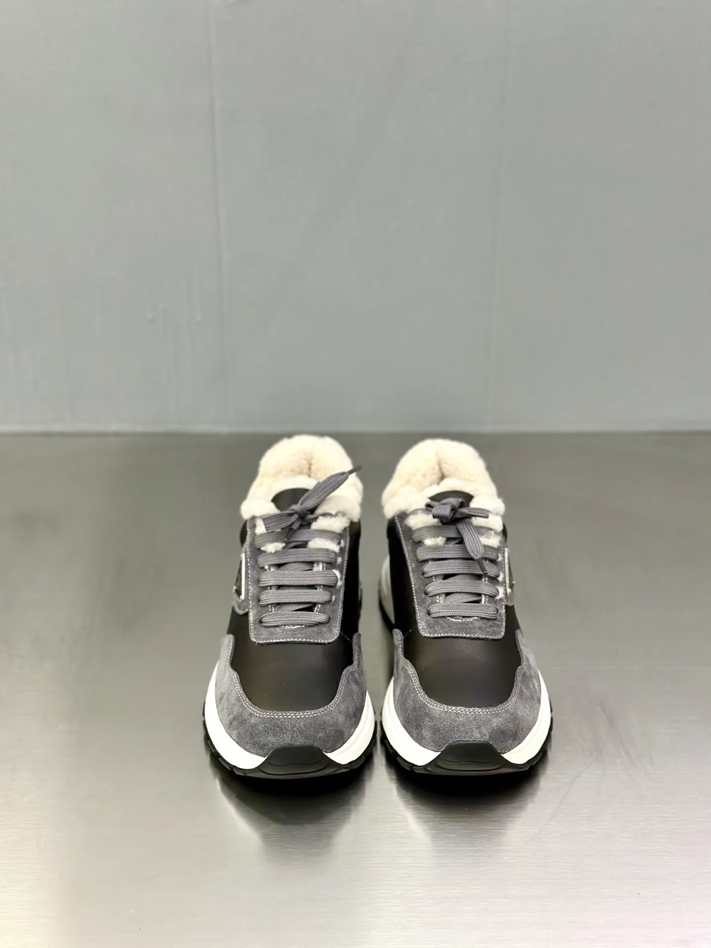 💰780 Prada/Prada men's new wool sneakers. This sneaker presents a modern version, reinterpreting the brand's archive style with clean lines and smooth details. The shoes are made of calf leather and technical fabric, with a triangular metal logo on the outside, bright TPU decoration on the heel, and a longer and padded inner heel design for a more comfortable fit. The tongue is decorated with a silk-screen logo, and is paired with a hollow rubber sole on the heel. The full cowhide lining comes standard with logo cowhide foot pads, making the upper foot taller, more comfortable, and versatile! Comes with full original packaging! Size: 39-40-41-42-43-44 standard leather shoe size (45 can be customized and does not support returns)